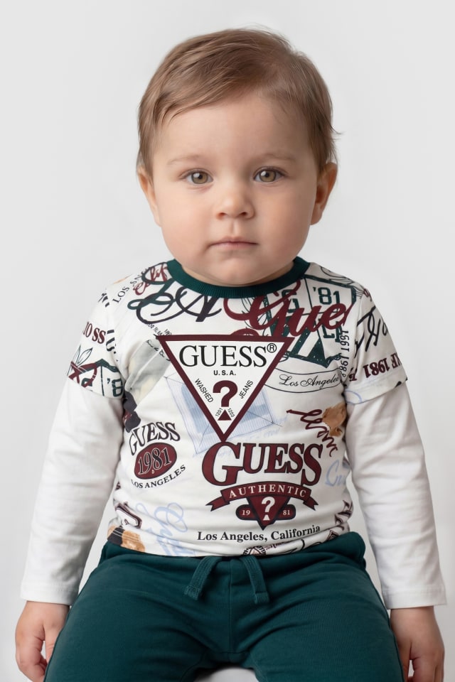 Conjunto de camiseta e calças