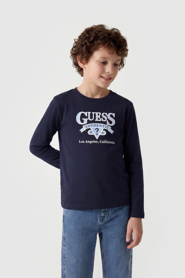 Camiseta con logo bordado