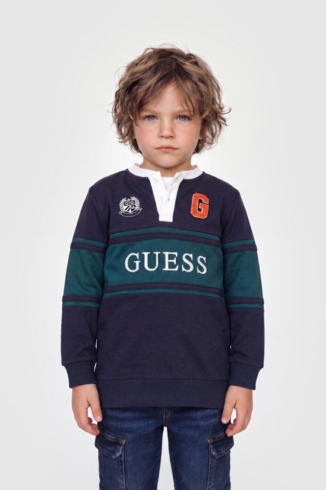 Camiseta con logo bordado