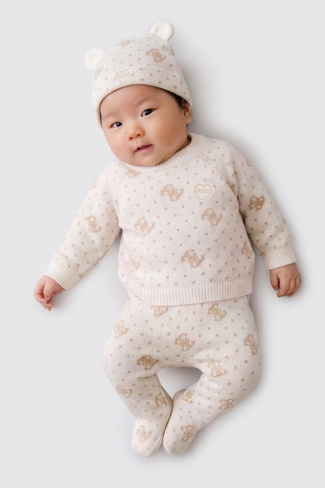 Conjunto de suéter, pantalón con pies y gorro