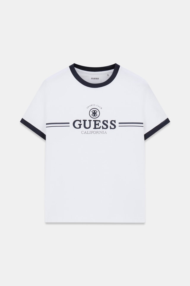Camiseta com logo bordado