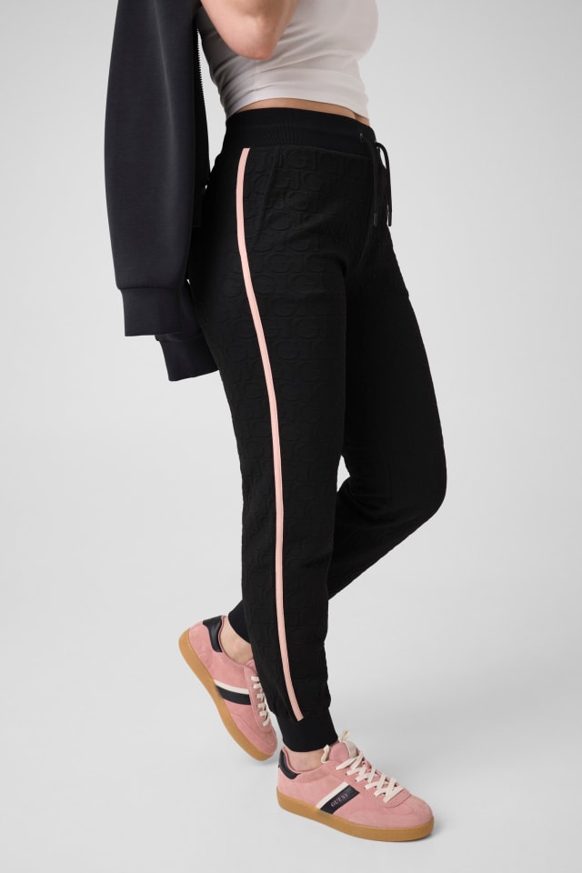 Joggers con relieve por todas partes