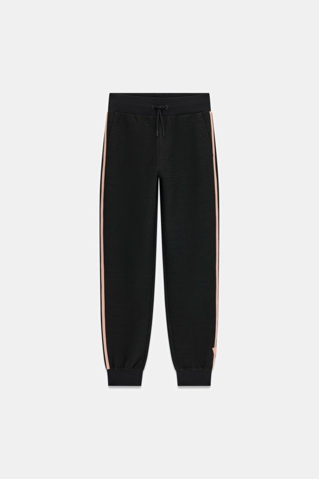 Joggers con relieve por todas partes