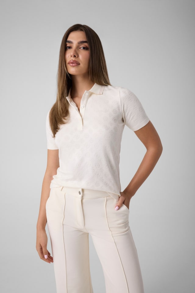 Polo con logo por todas partes
