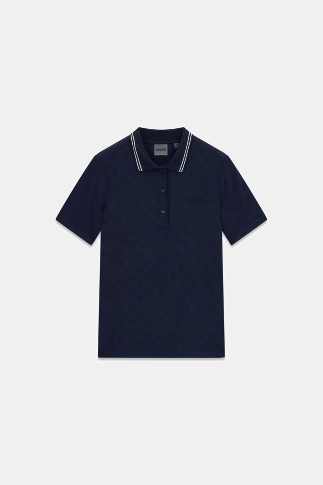 Polo con logo por todas partes