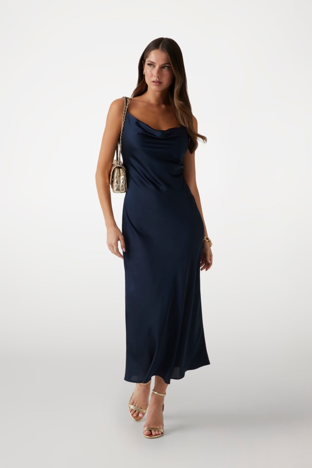 Vestido tipo combinação em cetim