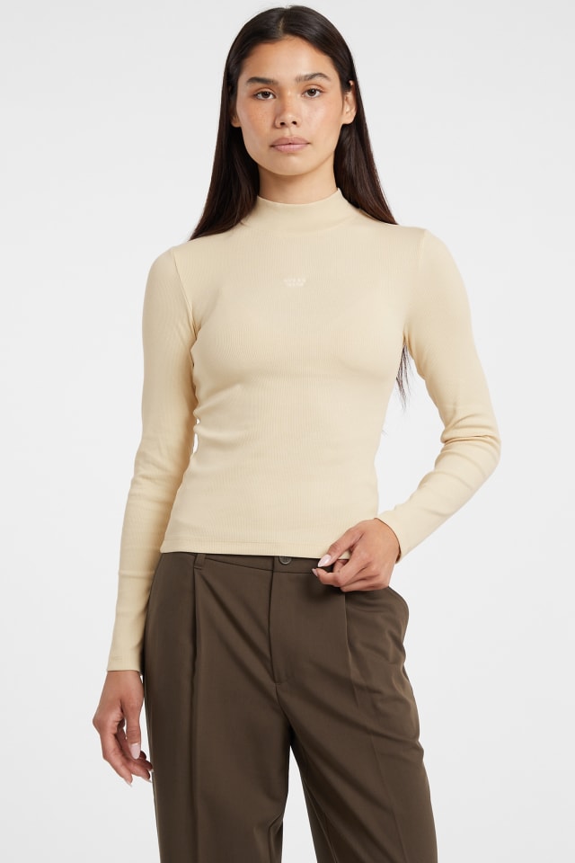 Top con cuello alto