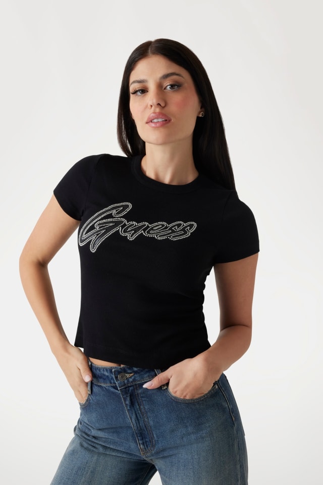 Camiseta con logotipo de tachuelas