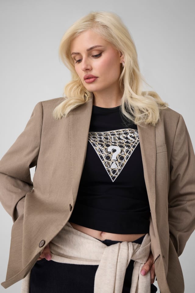 Camiseta con logo de triángulo