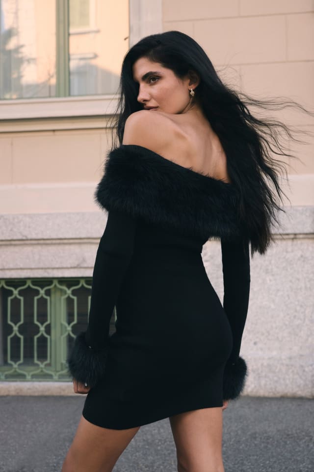 Minivestido con hombros descubiertos