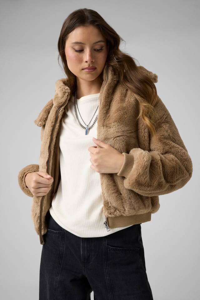 Chaqueta bomber con capucha de piel sintética