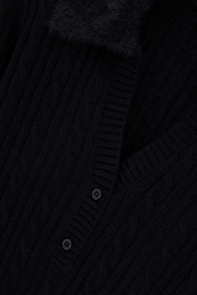 Polo con cuello de piel sintética