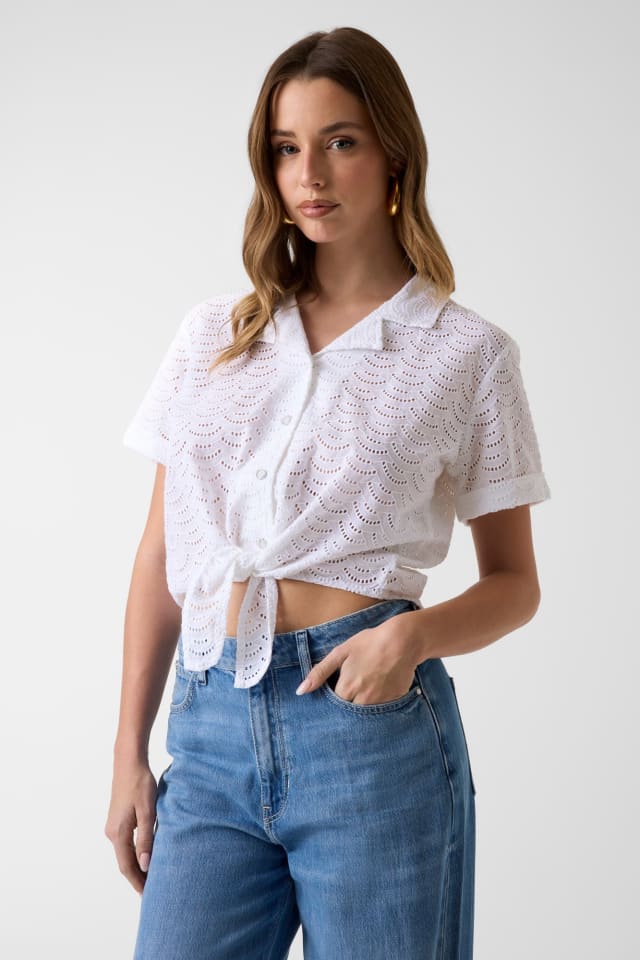 Camisa com ilh&oacute;s