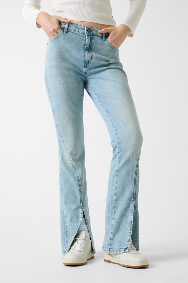 Vaqueros bootcut de talle alto con abertura frontal G09