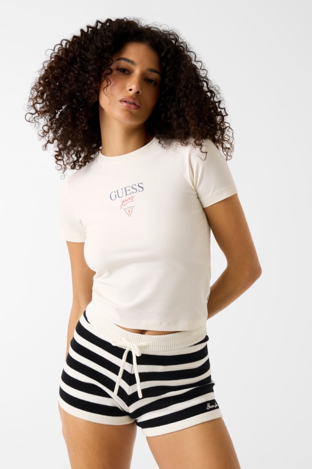 Camiseta com logo bordado