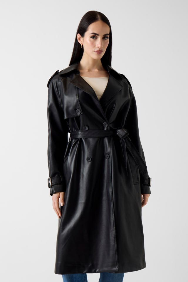 Trenchcoat i imiteret l&aelig;der