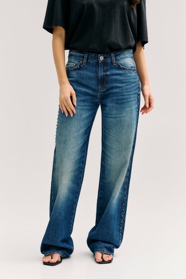 Jeans de cintura média com tachas