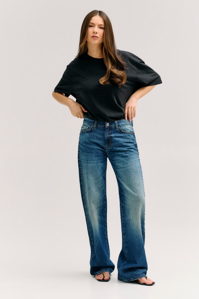 Jeans de tiro medio con tachuelas