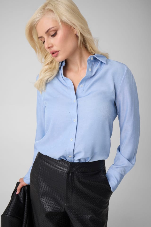 Camisa con tachuelas