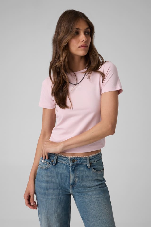 Camiseta con logo bordado