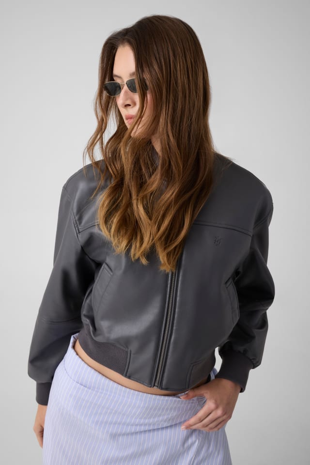 Chaqueta bomber de cuero sintético