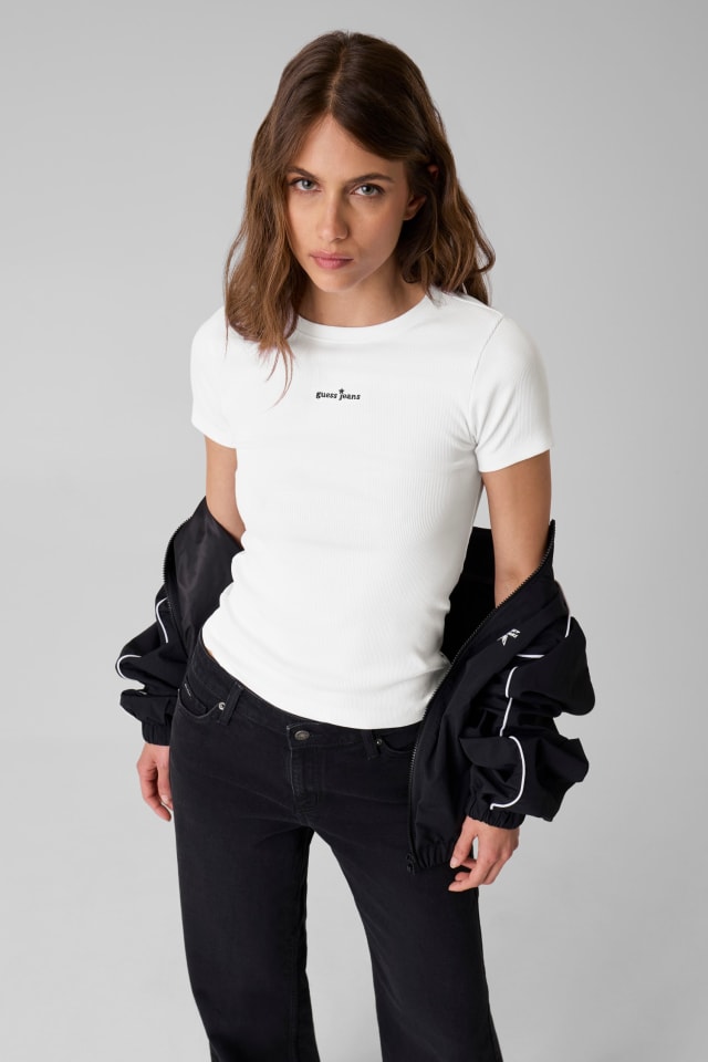 T-shirt com logo bordado