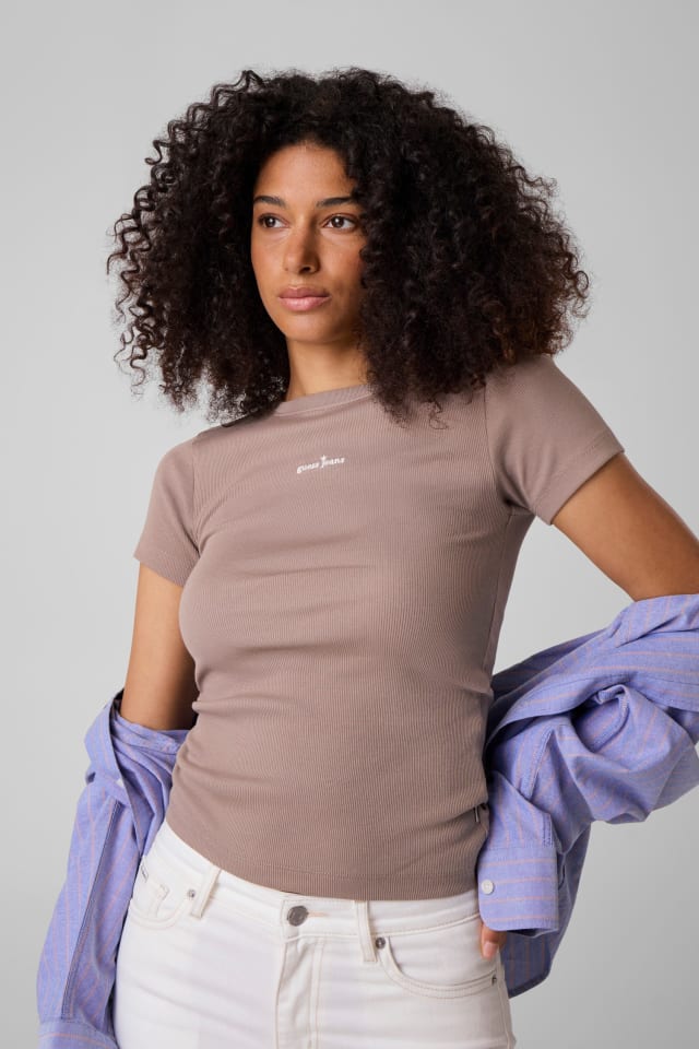 T-shirt com logo bordado