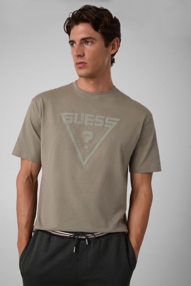 Camiseta com logo triangular