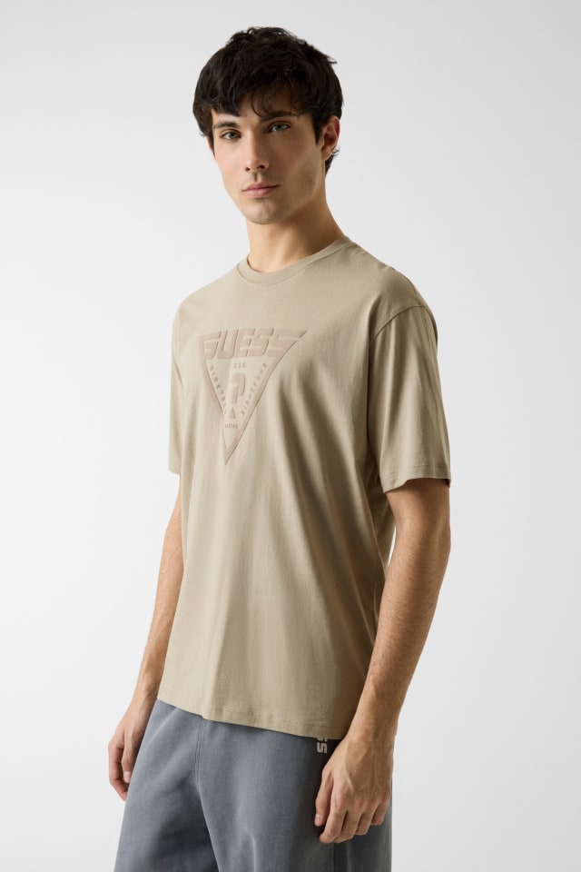 Camiseta com logo triangular