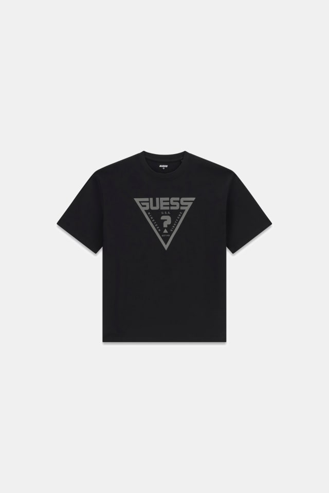 Camiseta com logo triangular