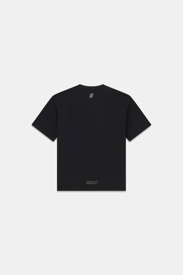 Camiseta com logo triangular