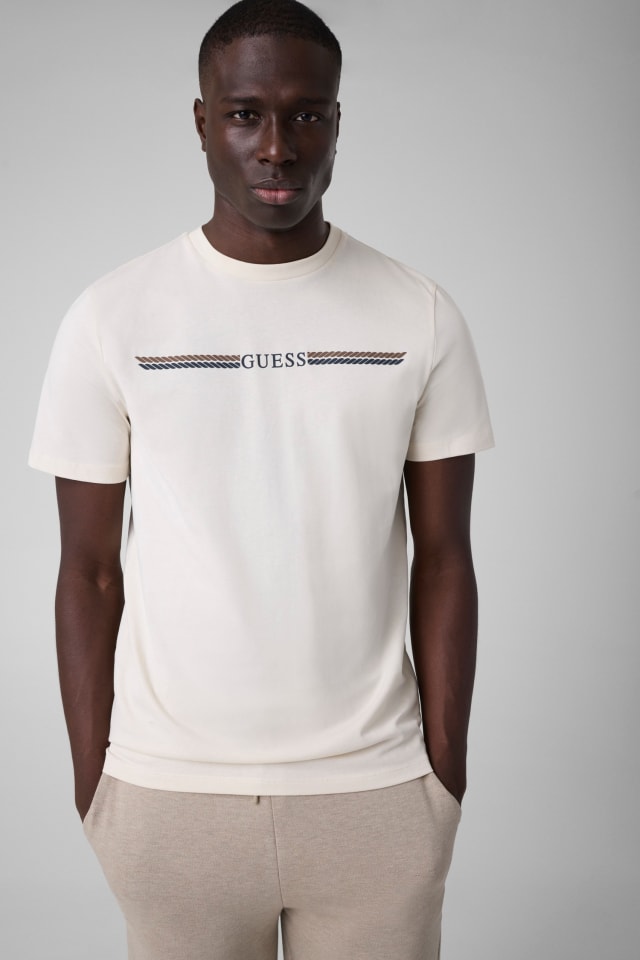 Camiseta com logotipo estampado