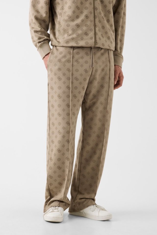 Pantalones de chándal con logo en todo el lugar