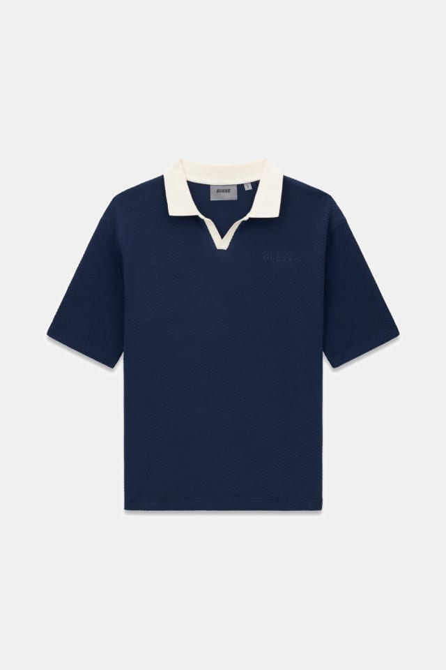 Polo com logo em triângulo