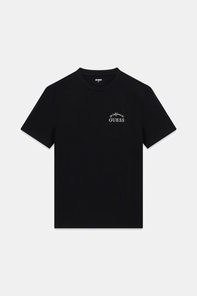 Camiseta com logo bordado