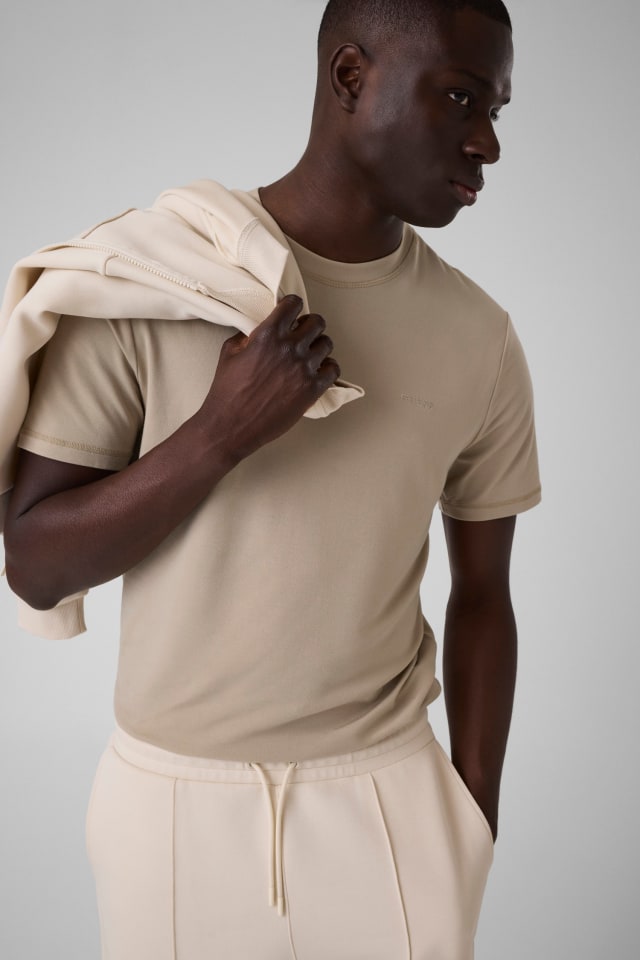 Camiseta con logo bordado