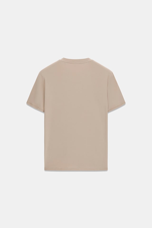 Camiseta con logo bordado
