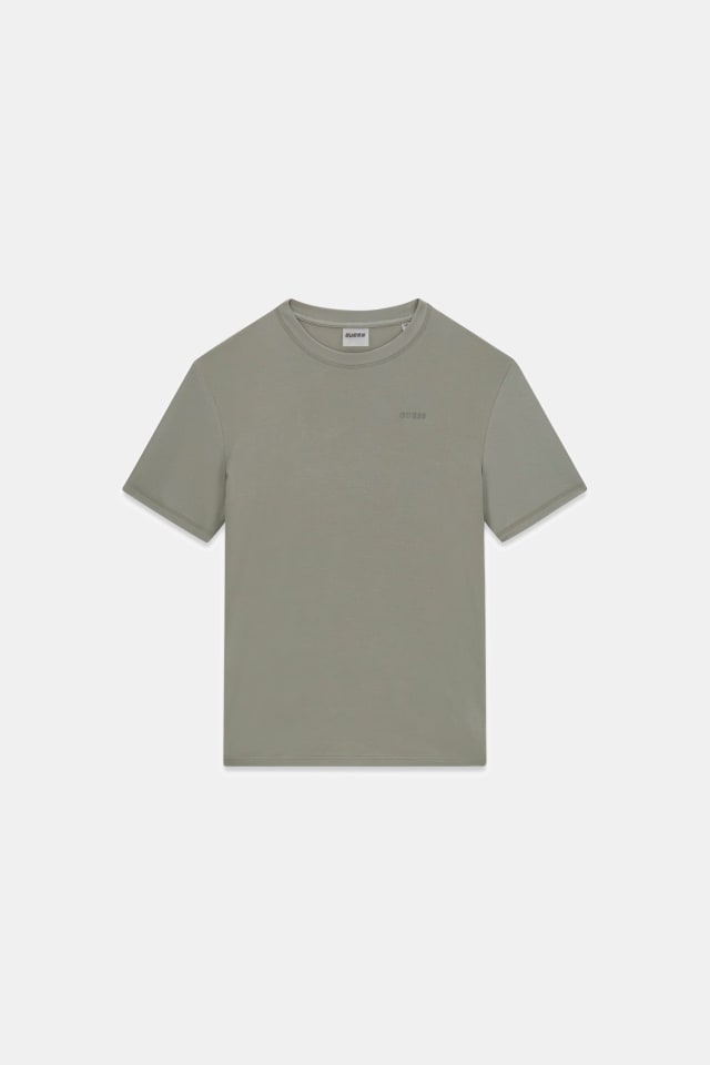 Camiseta con logo bordado