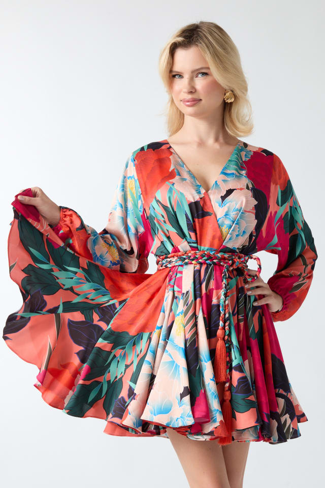 Robe Marciano ajust&eacute;e et &eacute;vas&eacute;e