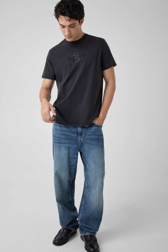 GUESS® Embroidered logo t-shirt