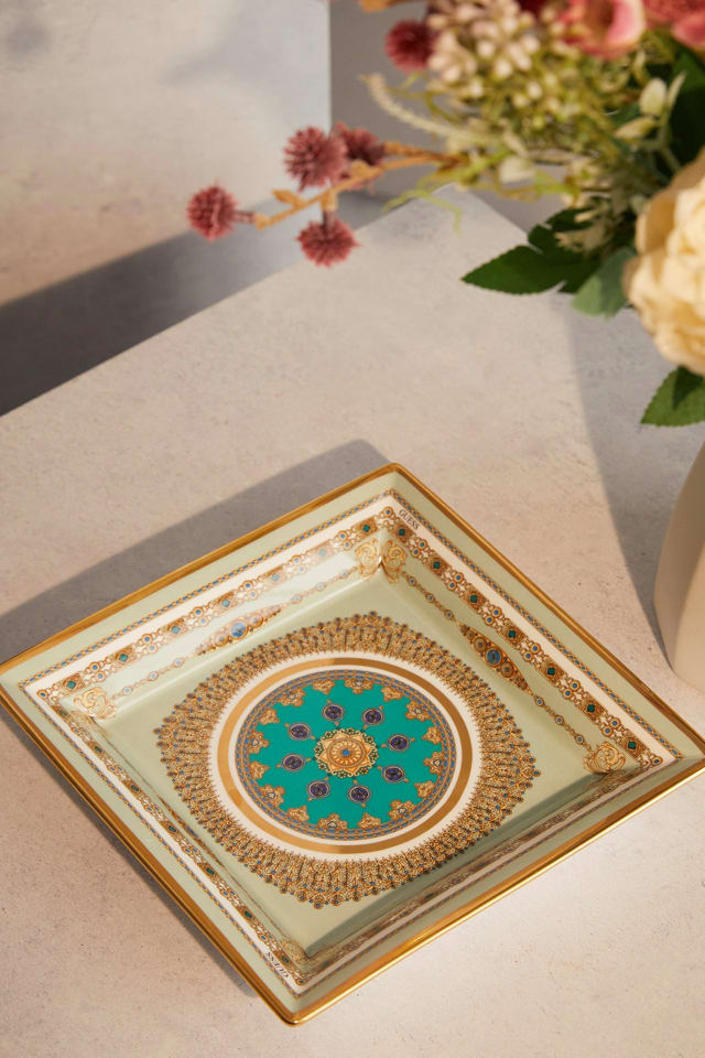 Assiette carr&eacute;e en porcelaine