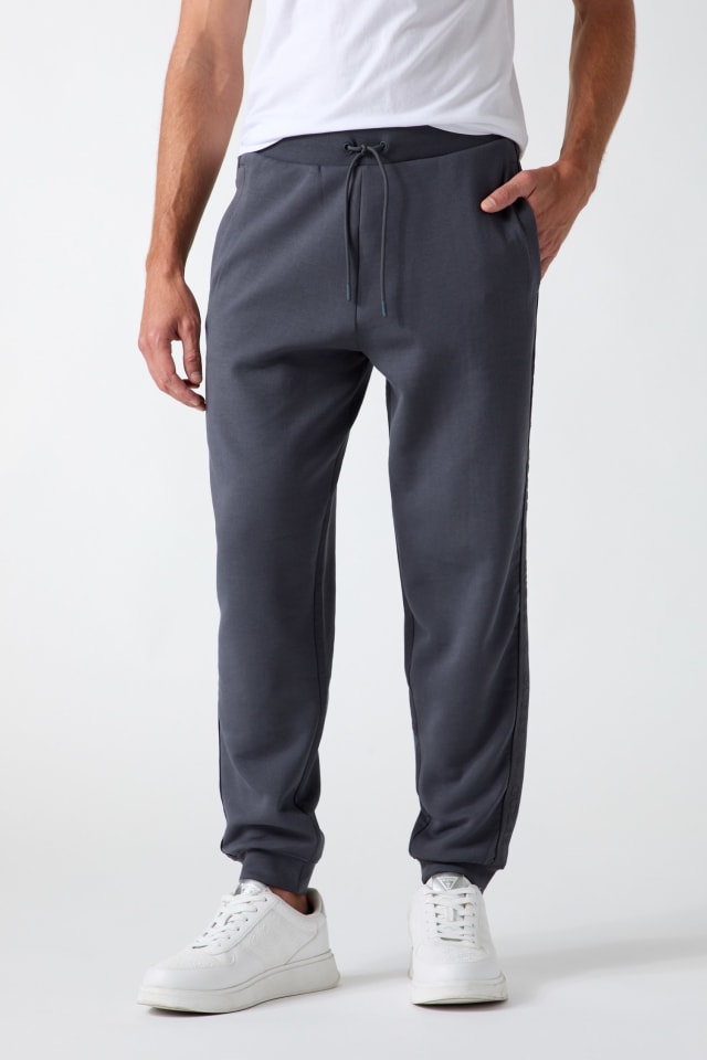 Side logo joggers