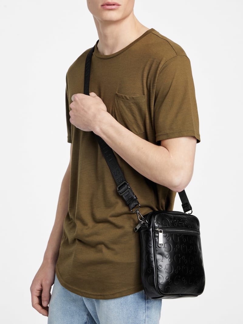 デビッドアンドスコッティ　レザーメッセンジャーバッグ　型押し　ブラック フラップ Gio Logo Top-Zip Crossbody | GUESS Factory Ca