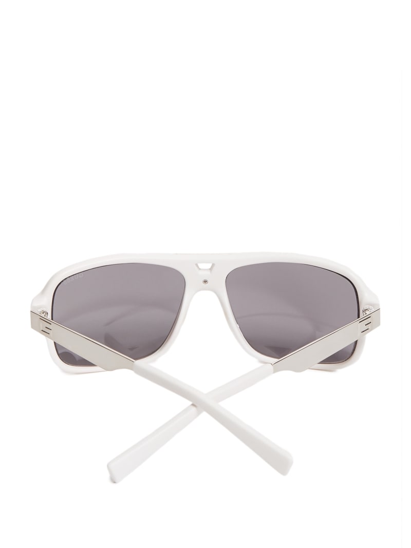 Plastic Navigator Sunglasses | GUESS Factory Ca