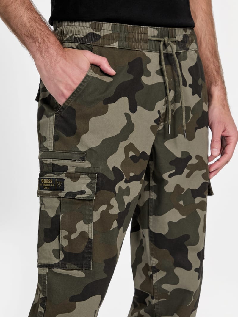 カーゴパンツ HUECLOSET C Camo Flage Banding Wide Pants 25KERO453 Jenner Camo Cargo Joggers | GUESS Factory