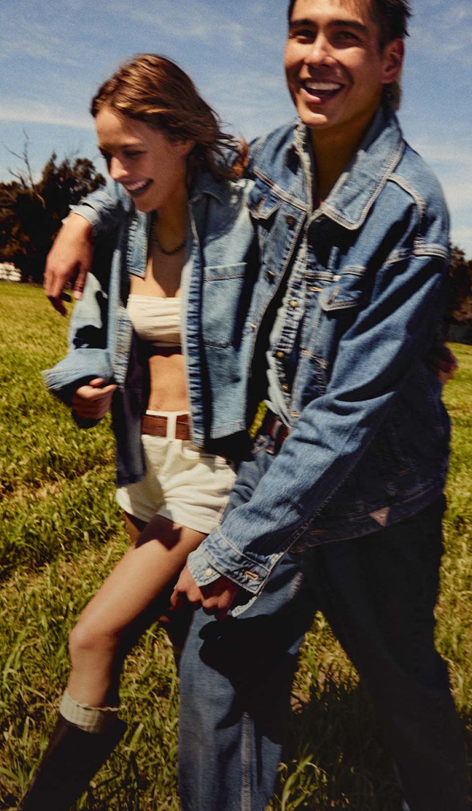 レディース guess デニムショーツ ホットパンツ 後染め フェードブラック レディース guess デニムショーツ ホットパンツ 後染め フェード