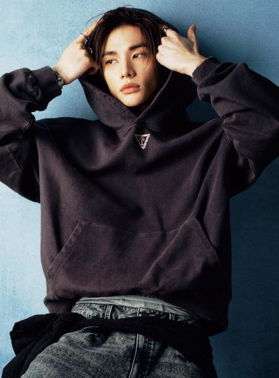 【かえで】GUESS ヒョンジン着用 フーディー M Hyunjin Guess Jeans x Hyunjin: Discover the New Collection
