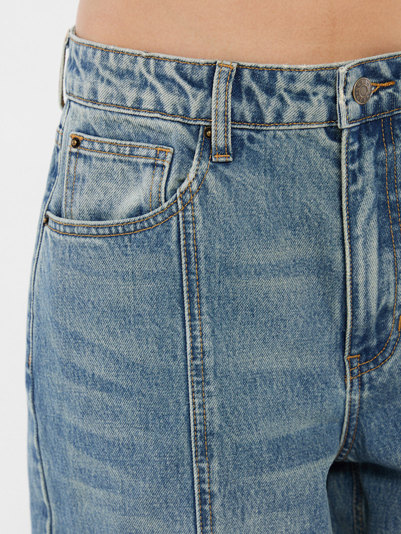 【新品】GUESS ハイウエスト リラックスフィットジーンズ ブルー GUESS Originals Tapered Baggy Jeans | GUESS